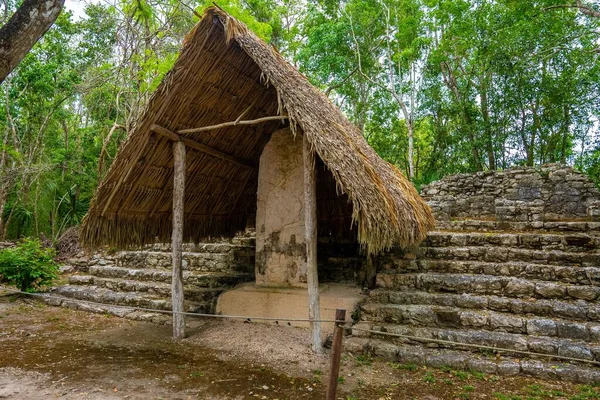 Nohoch Mul Pyramid and stele at the ancient ruins of the Mayan city Coba — Stock Photo, Image