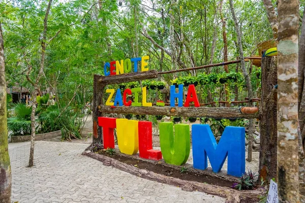 Cenote Zacil - Ha färgglada namn tecken på tulum en berömd turistattraktion — Stockfoto