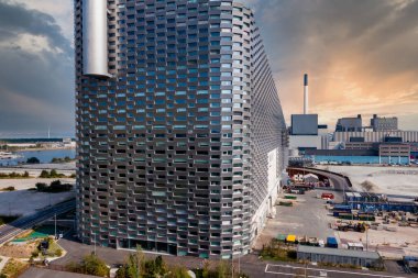 Kopenhag 'da atık enerji santrali ve çatıda kayak alanı var.