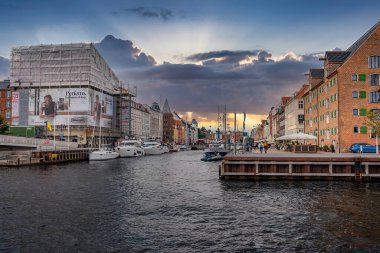 Kopenhag, Danimarka 'da renkli binaları ve tekneleri olan ünlü Nyhavn iskelesi..