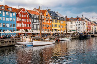 Kopenhag, Danimarka 'da renkli binaları ve tekneleri olan ünlü Nyhavn iskelesi..