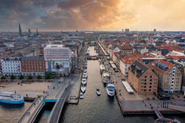 Kopenhag, Danimarka 'da renkli binaları ve tekneleri olan ünlü Nyhavn iskelesi..