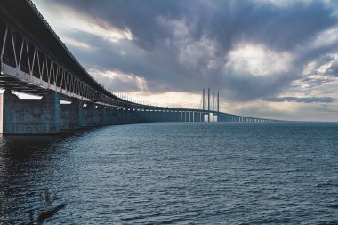 Baltık Denizi üzerinden günbatımı sırasında Öresund Köprüsü'nün panoramik görünüm