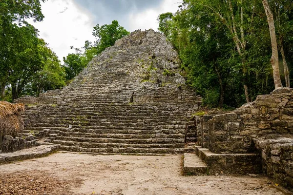 Nohoch Mul Pyramid at the ancient ruins of the Mayan city Coba — Stock Photo, Image