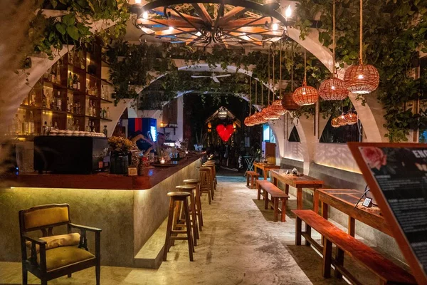Verlicht ingericht restaurant met plaats instelling en bar teller 's nachts — Stockfoto
