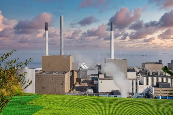 Waste-to-Energy Power Plant in Copenhagen with the ski area on the roof — Stock Photo, Image