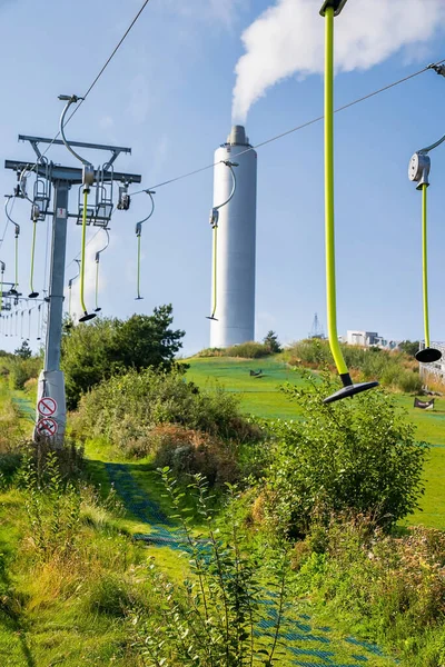 Avfall-till-energi kraftverk i Köpenhamn med skidområdet på taket — Stockfoto