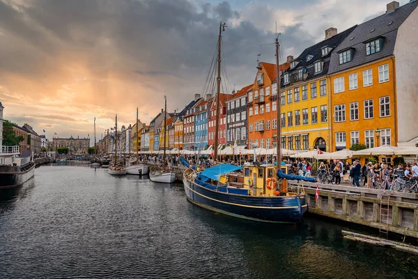 Famoso muelle Nyhavn con coloridos edificios y barcos en Copenhague, Dinamarca. — Foto de Stock