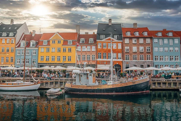 Famoso muelle Nyhavn con coloridos edificios y barcos en Copenhague, Dinamarca. — Foto de Stock