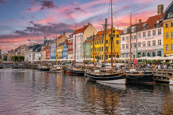 Famoso muelle Nyhavn con coloridos edificios y barcos en Copenhague, Dinamarca. — Foto de Stock