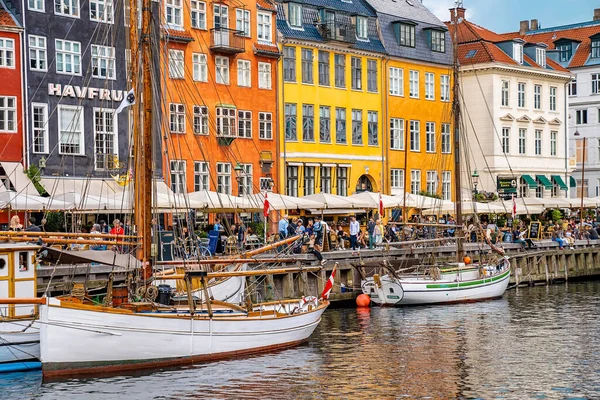 Famoso muelle Nyhavn con coloridos edificios y barcos en Copenhague, Dinamarca. — Foto de Stock