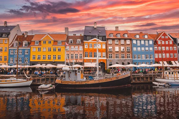Famoso muelle Nyhavn con coloridos edificios y barcos en Copenhague, Dinamarca. — Foto de Stock