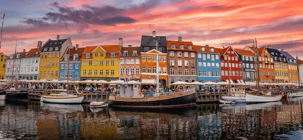 Famoso muelle Nyhavn con coloridos edificios y barcos en Copenhague, Dinamarca. — Foto de Stock