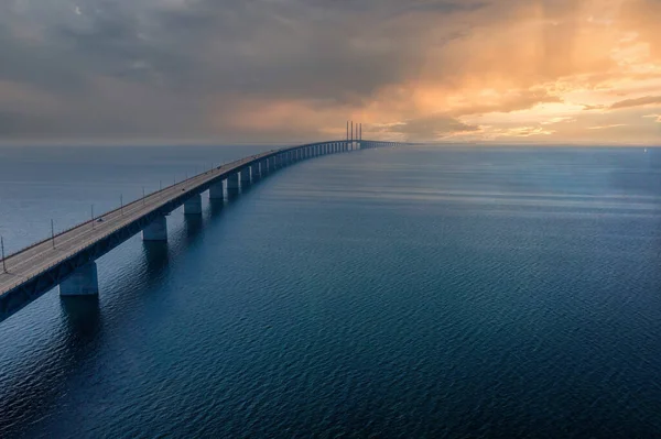 Vista panorâmica da ponte de Oresund durante o pôr do sol sobre o mar Báltico — Fotografia de Stock