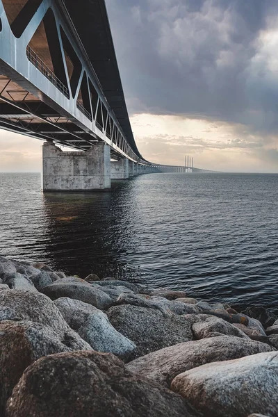 Panoramiczny widok na Most Oresund podczas zachodu słońca nad Morzem Bałtyckim — Zdjęcie stockowe