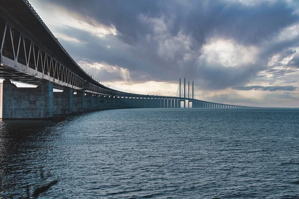 Vista panoramica del ponte di Oresund durante il tramonto sul Mar Baltico — Foto Stock