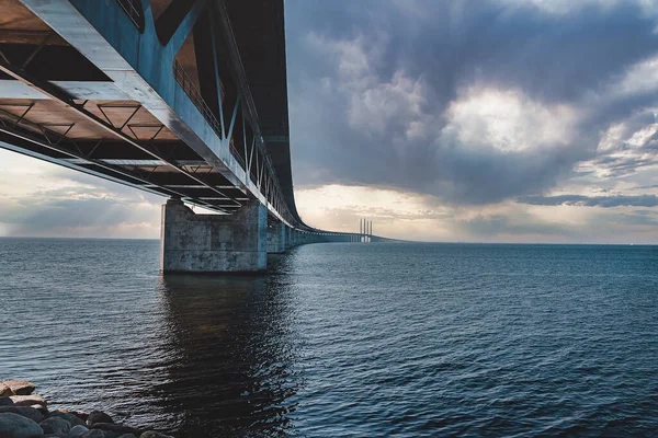 波罗的海日落时奥雷松德大桥全景 — 图库照片