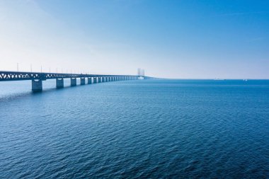 Baltık Denizi üzerinden günbatımı sırasında Öresund Köprüsü'nün panoramik görünüm