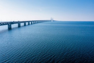 Baltık Denizi üzerinden günbatımı sırasında Öresund Köprüsü'nün panoramik görünüm