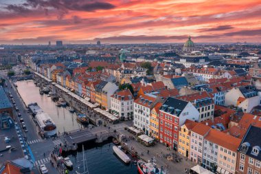 Kopenhag, Danimarka 'da renkli binaları ve tekneleri olan ünlü Nyhavn iskelesi..