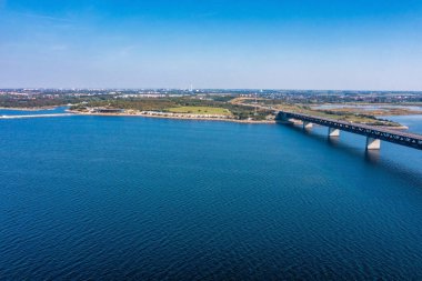 Baltık Denizi üzerinden günbatımı sırasında Öresund Köprüsü'nün panoramik görünüm