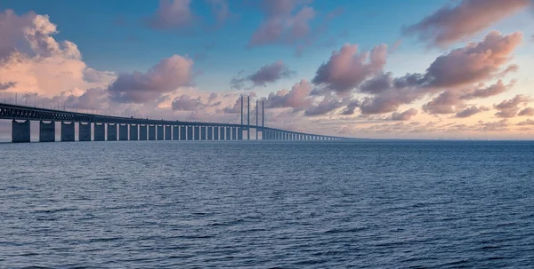 Panoramiczny widok na Most Oresund podczas zachodu słońca nad Morzem Bałtyckim — Zdjęcie stockowe