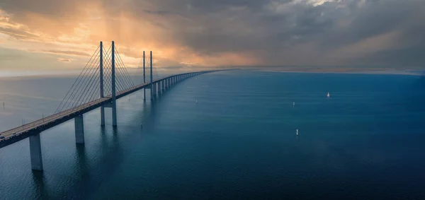 Vista panoramica del ponte di Oresund durante il tramonto sul Mar Baltico — Foto Stock