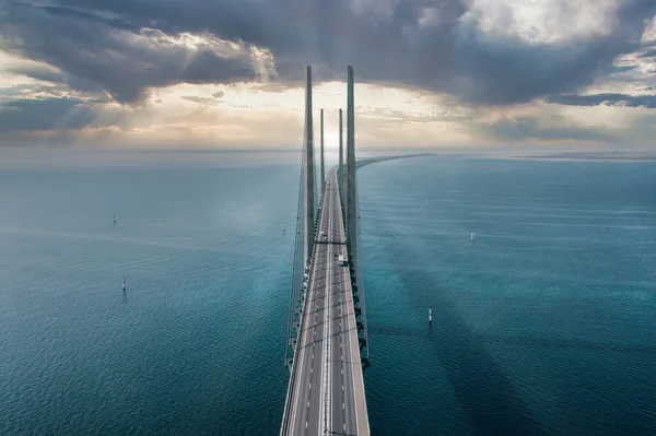 Vista panorâmica da ponte de Oresund durante o pôr do sol sobre o mar Báltico — Fotografia de Stock