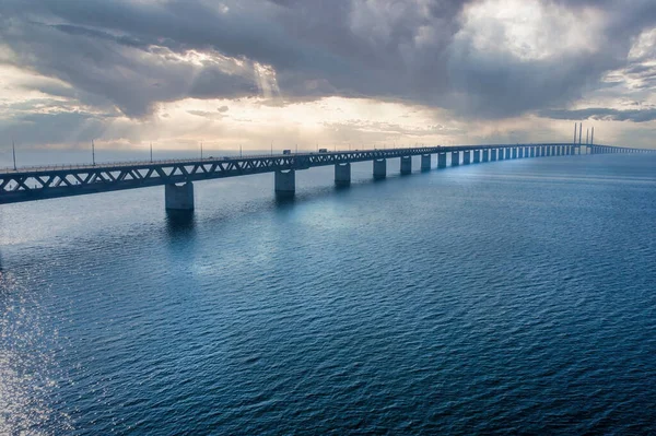 Vista panorâmica da ponte de Oresund durante o pôr do sol sobre o mar Báltico — Fotografia de Stock