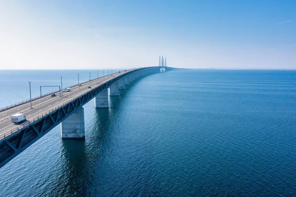 Baltık Denizi üzerinden günbatımı sırasında Öresund Köprüsü'nün panoramik görünüm — Stok fotoğraf