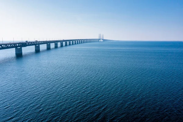 Baltık Denizi üzerinden günbatımı sırasında Öresund Köprüsü'nün panoramik görünüm — Stok fotoğraf