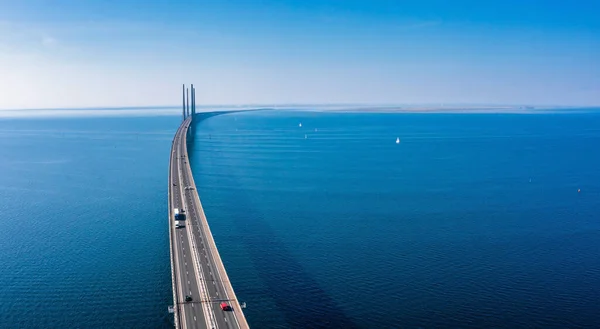 Vista panoramica del ponte di Oresund durante il tramonto sul Mar Baltico — Foto Stock