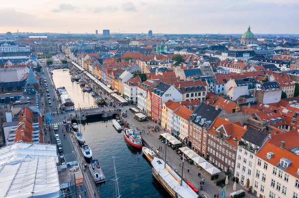 Famoso muelle Nyhavn con coloridos edificios y barcos en Copenhague, Dinamarca. — Foto de Stock