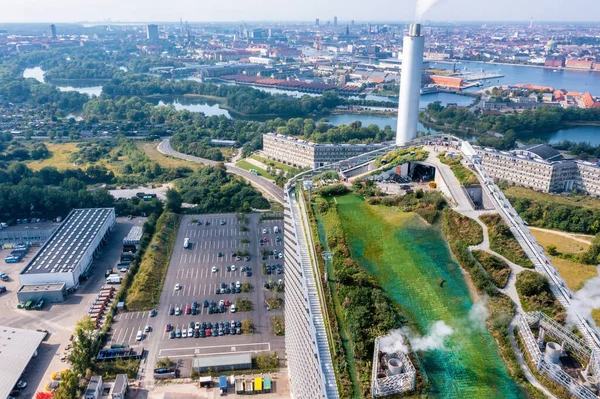 Kopenhag 'da atık enerji santrali ve çatıda kayak alanı var.