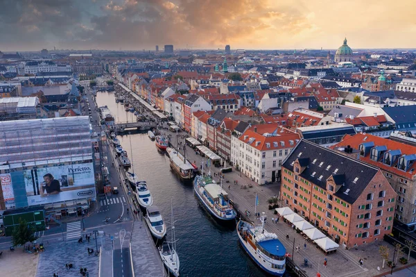 デンマークのコペンハーゲンにあるカラフルな建物やボートで有名なニャン桟橋. — ストック写真