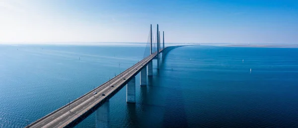 Vista panoramica del ponte di Oresund durante il tramonto sul Mar Baltico — Foto Stock