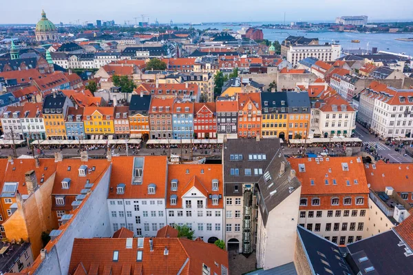 Знаменитый пирс Nyhavn с красочными зданиями и лодками в Копенгагене, Дания. — стоковое фото