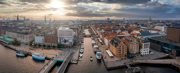 Pier Nyhavn famoso com edifícios coloridos e barcos em Copenhague, Dinamarca. — Fotografia de Stock