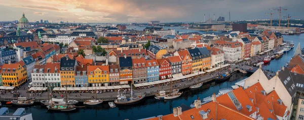 Знаменитий пірс з барвистими будинками та човнами у Копенгагені (Данія).. — стокове фото
