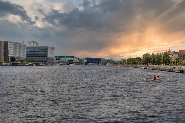 Vackra kanaler i Köpenhamn, Danmarks huvudstad vid solnedgången. — Stockfoto