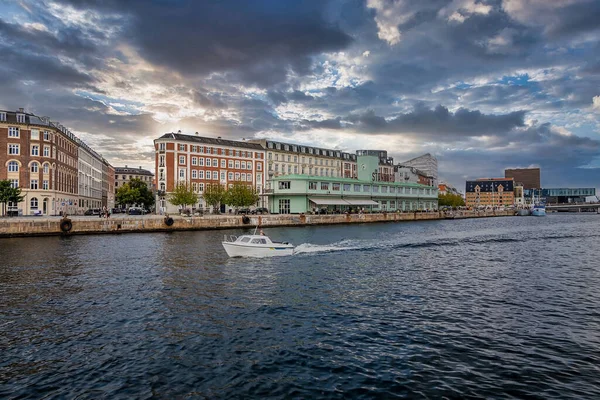 Mooie grachten van Kopenhagen, de hoofdstad van Denemarken. — Stockfoto