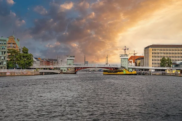 Vackra kanaler i Köpenhamn, Danmarks huvudstad vid solnedgången. — Stockfoto
