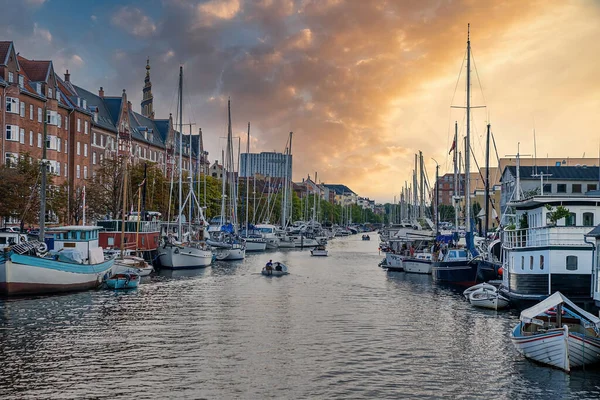 Hermosos canales de Copenhague, la capital de Dinamarca. — Foto de Stock