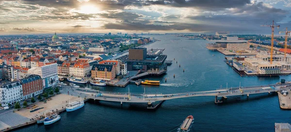 Schöne Kanäle von Kopenhagen, der Hauptstadt Dänemarks. — Stockfoto