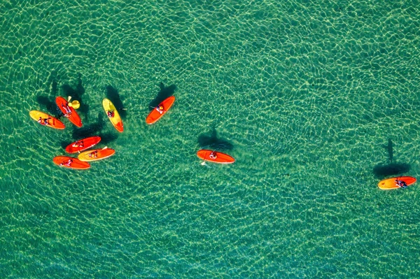 Drone aérien photo du haut vers le bas de stand up paddle surf ou SUP — Photo