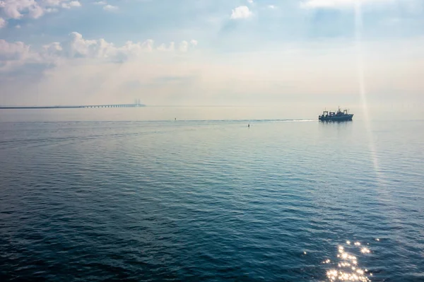 Panoramablick auf die Orangerieundbrücke bei Sonnenuntergang über der Ostsee — Stockfoto