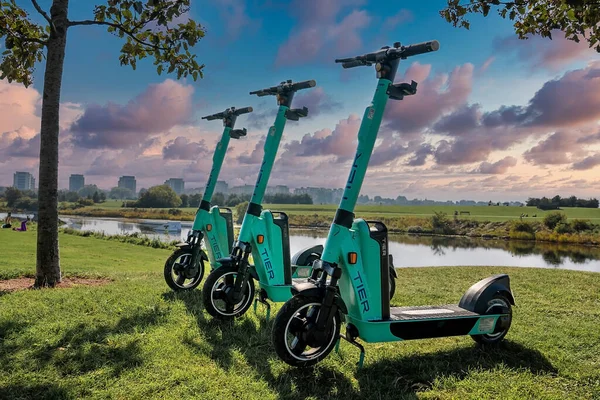 Электрические скутеры на прокат становятся популярным средством передвижения — стоковое фото