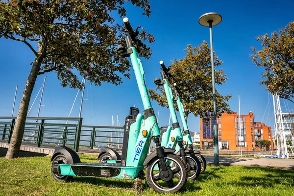 Electric scooters for hire become popular mean of transportation — Stock Photo, Image