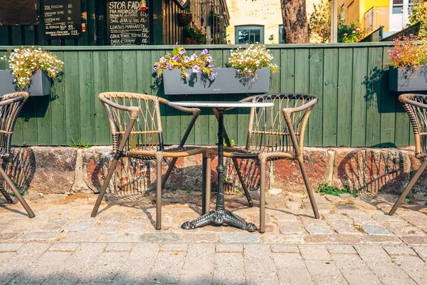 Morgens Straßencafé Tisch und Stühle. Kleines Restaurantkonzept im Freien. — Stockfoto