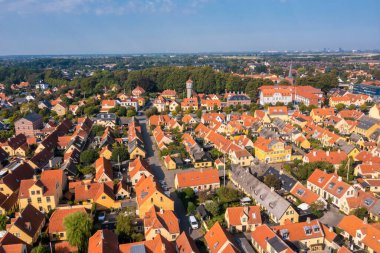 Güzel, küçük, sarı kır evleri. Geleneksel İskandinav tarzı.